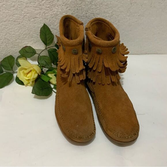 MINNETONKA Women’s Double Fringe Side Zip Ankle Boot Moccasin Dusty Brown 7.5 - Picture 1 of 13